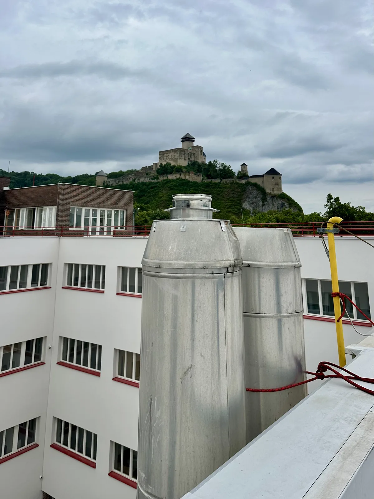 Nerezové komínové systémy na streche v Trenčíne s výhľadom na Trenčiansky hrad